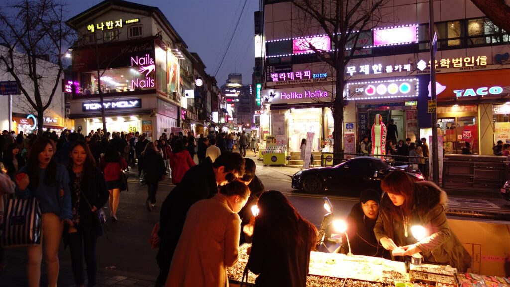Neon-lit night streets of Seoul's Hongdae district — an illustrative image evoking the dark online-broadcast nightlife mood of "Mask Girl" (not a confirmed filming location). (Photo: Ken Eckert, CC BY-SA 4.0 via Wikimedia Commons)