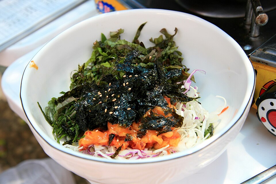 Meongge-bibimbap, a Tongyeong specialty mixing sea pineapple into warm rice (Photo: Junho Jung, CC BY-SA 3.0 via Wikimedia Commons)