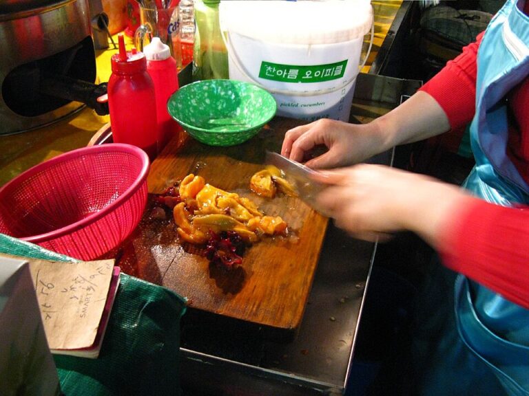 Meongge-hoe (멍게회): fresh raw sea pineapple served as Korean sashimi (Photo: Ian Armstrong, CC BY-SA 2.0 via Wikimedia Commons)