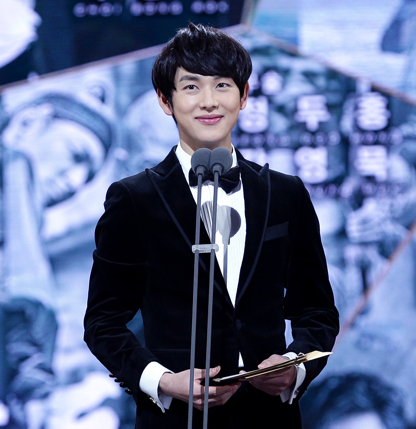 Im Si-wan, who plays intern Jang Geu-rae, photographed at the Blue Dragon Film Awards in December 2014 (general portrait, not from this show). (Photo: Yimsiwan.com, CC BY-SA 3.0, via Wikimedia Commons)