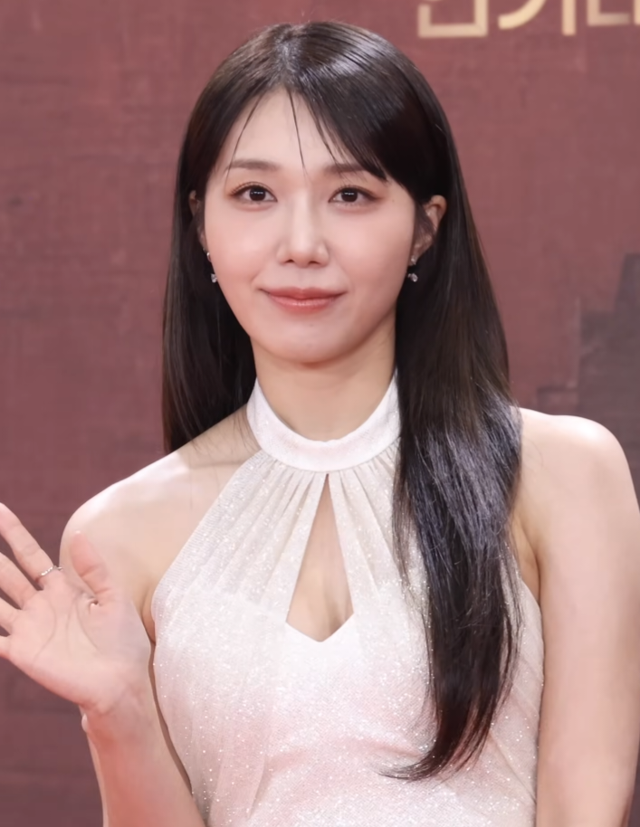 Jung Eun-ji, who plays the nighttime twenty-something Lee Mi-jin, on the red carpet in December 2025 (not from this drama). (Photo: TV10, CC BY 4.0, via Wikimedia Commons)