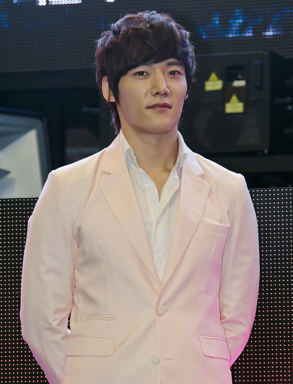 Choi Jin-hyuk, who plays prosecutor Gye Ji-woong, in a 2011 portrait (not from this drama). (Photo: ACROFAN, CC BY-SA 3.0, via Wikimedia Commons)