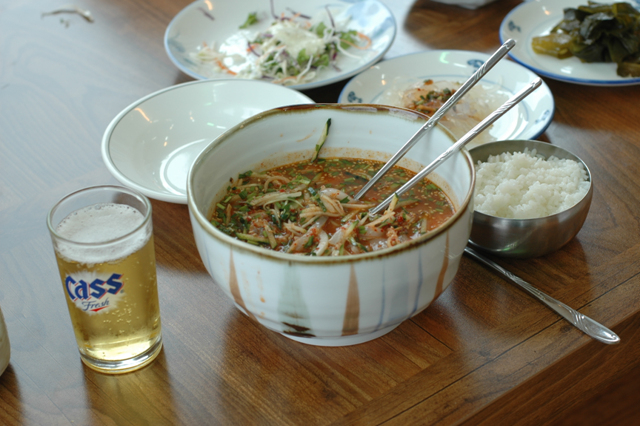 Hanchi mulhoe — sliced raw squid and vegetables in cold, spicy soup, a Jeju-style seafood version (Photo: SEEMS to be / Flickr, CC BY-SA 3.0 via Wikimedia Commons)