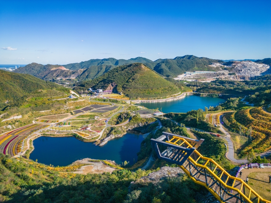 The emerald mine-lakes (청옥호·금곡호) at Mureung Byeolyucheonji, the former limestone quarry. Photo: Korea Tourism Organization (출처: 한국관광공사).