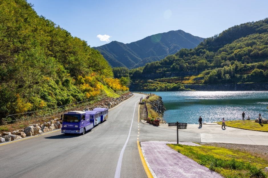 Mureung Byeolyucheonji, Donghae — the regenerated limestone-quarry park. Photo: Korea Tourism Organization (출처: 한국관광공사).