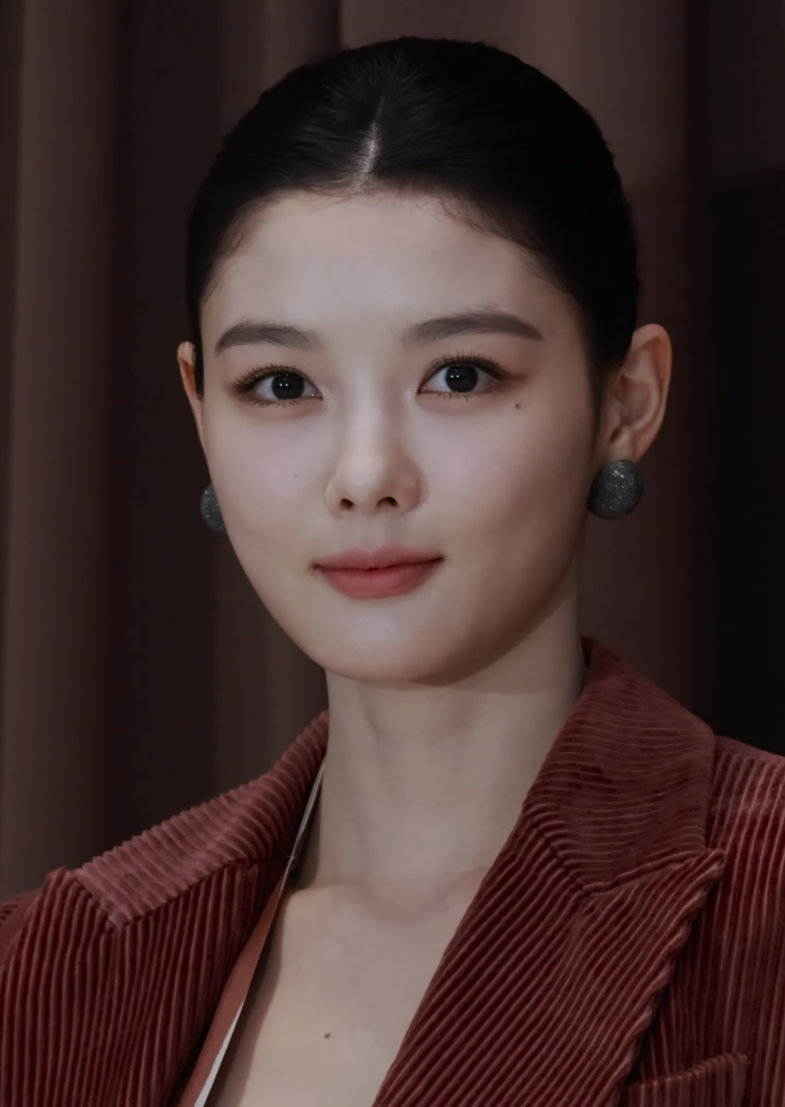 Kim Yoo-jung, who plays chaebol heiress Do Do-hee, at a public event in October 2025. Public-event photo, not a still from the show. Photo by TV10 via Wikimedia Commons.