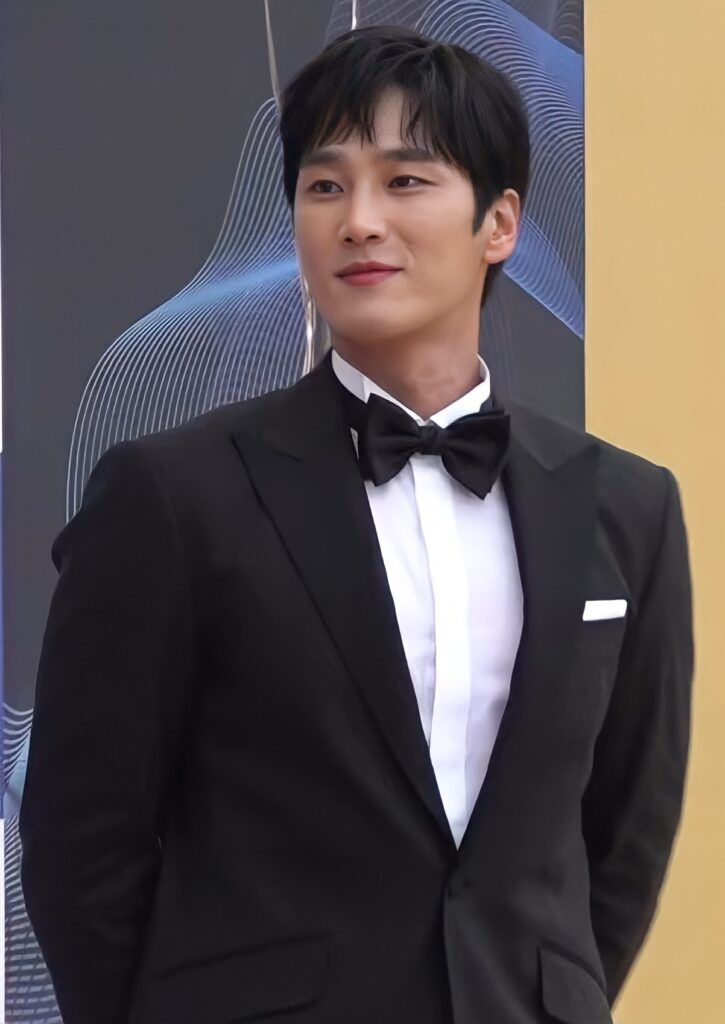 Ahn Bo-hyun (안보현), who plays detective Jeon Pil-do, photographed in 2022 (Photo: 티비텐 / TV10, CC BY 3.0 via Wikimedia Commons). This is a press photo, not a still from the show.