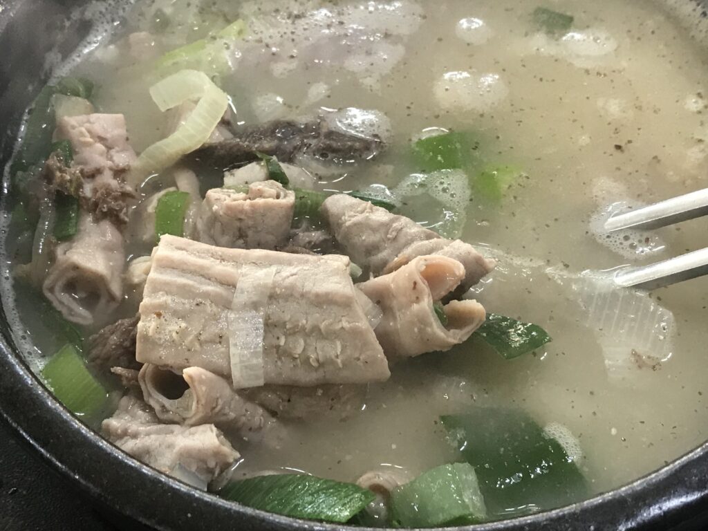 Naejang-gomtang, a richer milky-broth cousin of naejangtang built on extended bone-and-offal simmering. (Photo: lazy fri13th, CC BY 2.0 via Wikimedia Commons)