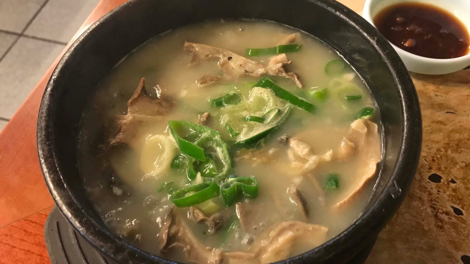 A bowl of naejangtang (내장탕), Korean beef offal soup, served hot with broth and tender organ pieces. (Photo: lazy fri13th, CC BY 2.0 via Wikimedia Commons)