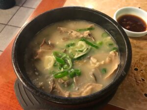 A bowl of naejangtang (내장탕), Korean beef offal soup, served hot with broth and tender organ pieces. (Photo: lazy fri13th, CC BY 2.0 via Wikimedia Commons)