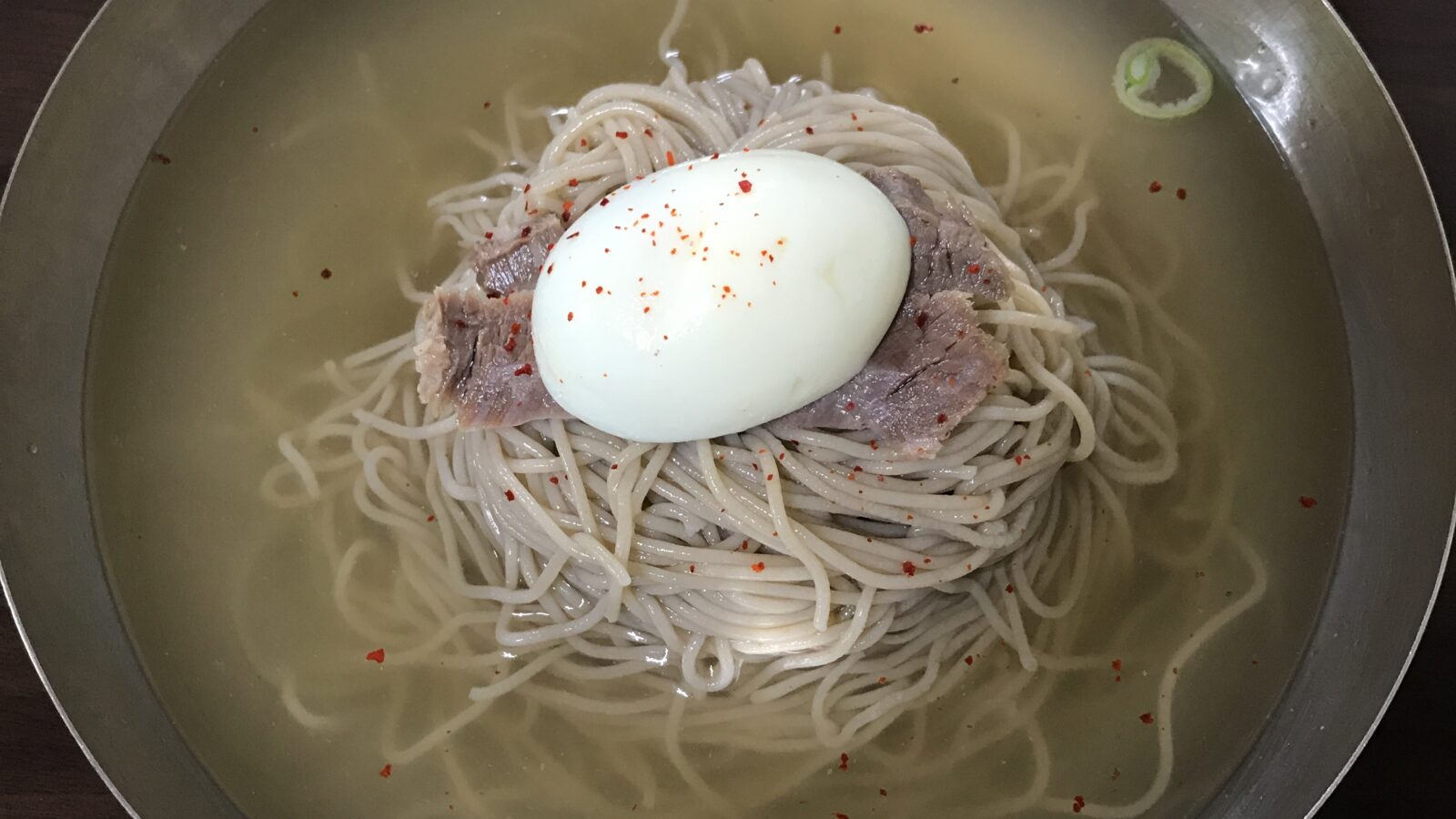 Mul-naengmyeon: springy cold noodles in an icy, tangy beef-and-dongchimi broth. (Photo: chomjong, CC BY 2.0, via Wikimedia Commons)
