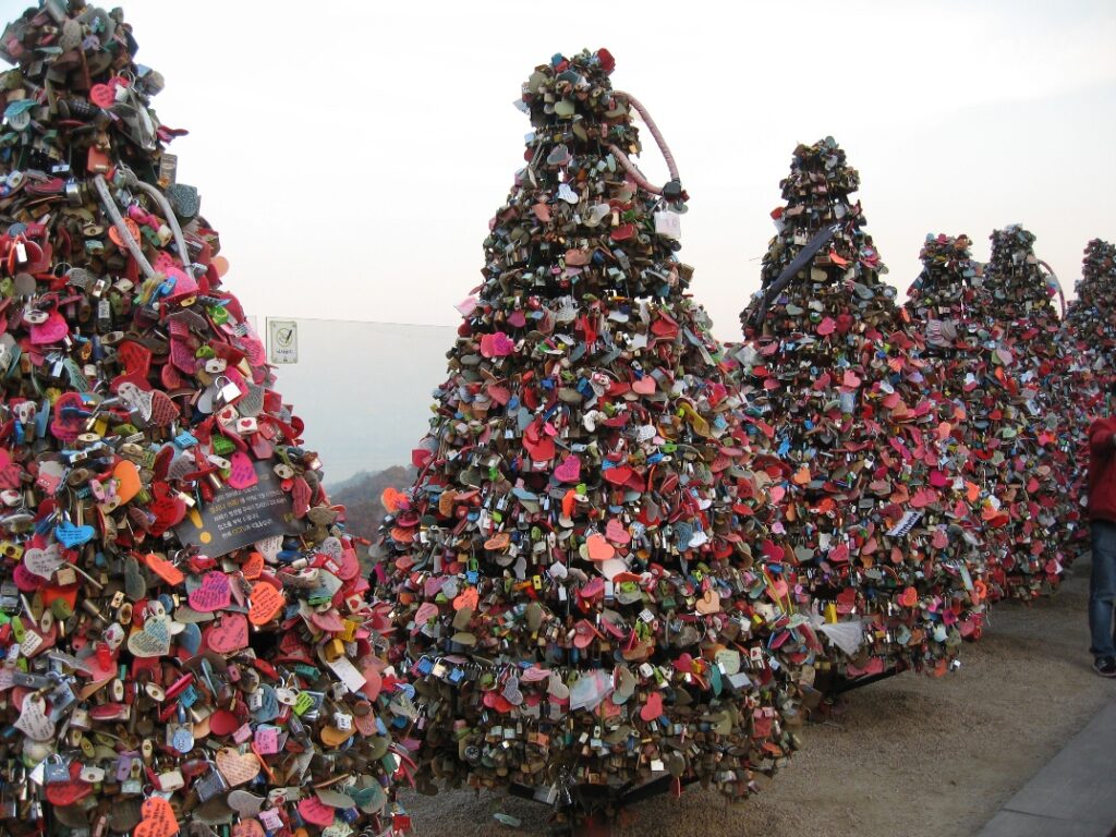 The famous "love lock" terraces at N Seoul Tower on Namsan, Seoul (Photo: Michaela den, CC BY-SA 3.0 via Wikimedia Commons)