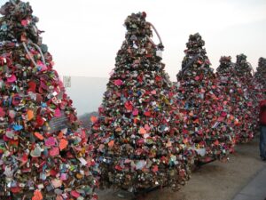 The famous "love lock" terraces at N Seoul Tower on Namsan, Seoul (Photo: Michaela den, CC BY-SA 3.0 via Wikimedia Commons)