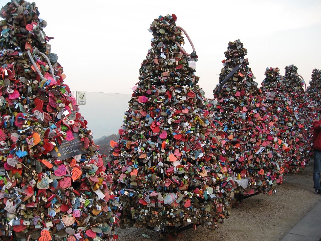 The famous "love lock" terraces at N Seoul Tower on Namsan, Seoul (Photo: Michaela den, CC BY-SA 3.0 via Wikimedia Commons)