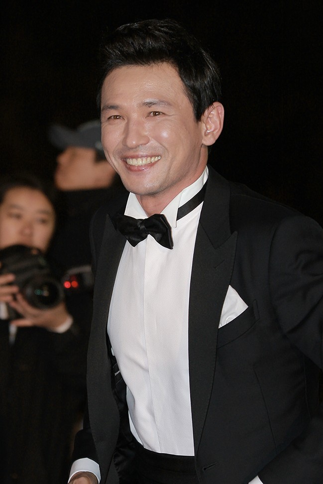 Hwang Jung-min (황정민), who plays the chilling drug-lord-posing-as-pastor Jeon Yo-hwan. This is a press photo, not a still from the show. (Photo: 와사비콘텐츠 / Wasabicon Contents, CC BY 4.0 via Wikimedia Commons)