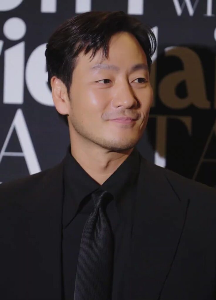 Park Hae-soo (박해수), who plays NIS agent Choi Chang-ho, at the 2022 BIFF Asia Star Awards. This is a press photo, not a still from the show. (Photo: Marie Claire Korea, CC BY 3.0 via Wikimedia Commons)