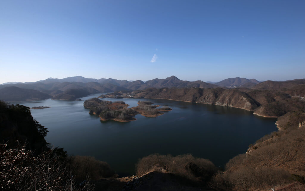 Okjeongho lake in Imsil-gun, Jeollabuk-do — the reservoir is known for the heavy morning water mist (물안개) that gives the Mulangae-gil path its name. Photo: Korea.net / Korean Culture and Information Service, via Wikimedia Commons (CC BY-SA 2.0).