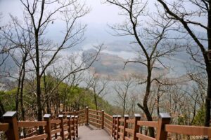 Okjeongho lake and Bungeoseom island from the Guksabong observation deck, Imsil (출처: 한국관광공사).