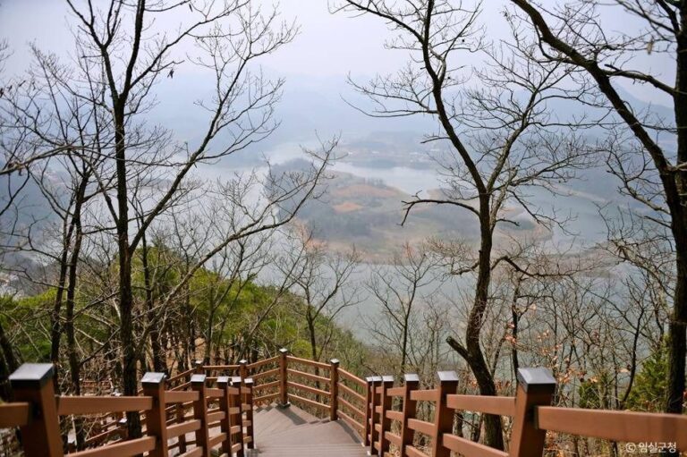 Okjeongho lake and Bungeoseom island from the Guksabong observation deck, Imsil (출처: 한국관광공사).