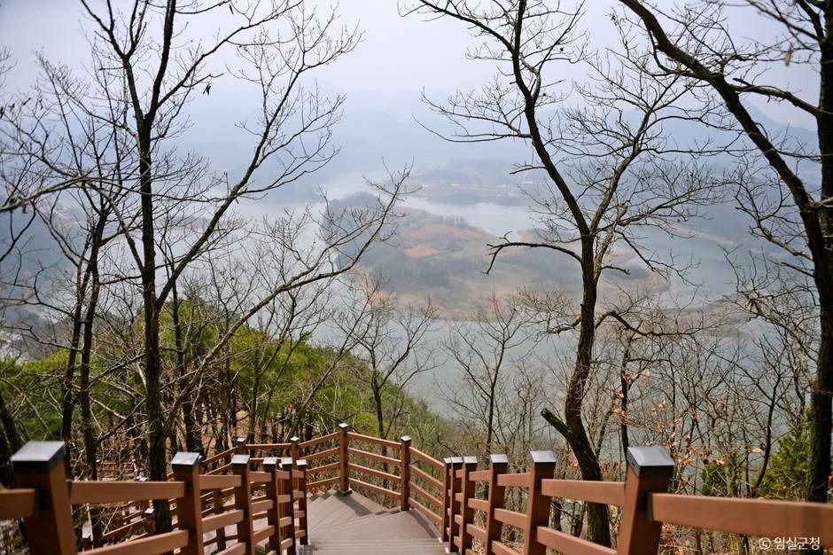 Okjeongho lake and Bungeoseom island from the Guksabong observation deck, Imsil (출처: 한국관광공사).