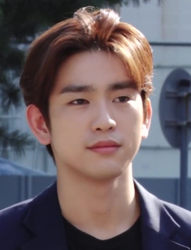 Park Jin-young (GOT7's Jinyoung), who plays Lee Ho-soo, photographed in 2019, not from this production (Photo: Dispatch, CC BY 3.0, via Wikimedia Commons)