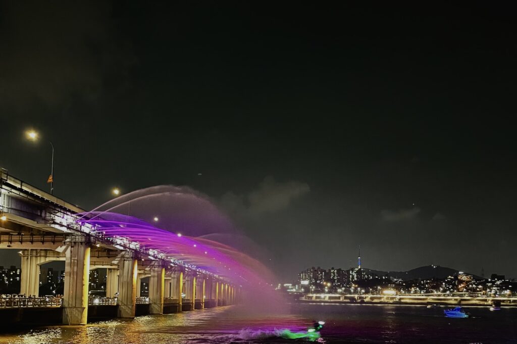 The Moonlight Rainbow Fountain on Seoul's Banpo Bridge, a reported (fan-sourced, not studio-confirmed) location for the series (Photo: Cookinu, CC BY-SA 4.0, via Wikimedia Commons)