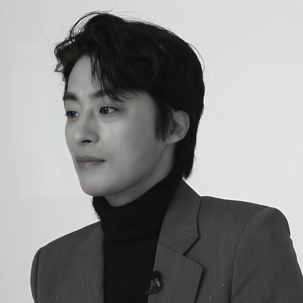 Koo Kyo-hwan (구교환), who plays gangster Seol Kang-woo, photographed at the Busan International Film Festival in 2021 — a press/event photo, not a still from the show (Photo: Marie Claire Korea, CC BY 3.0 via Wikimedia Commons).