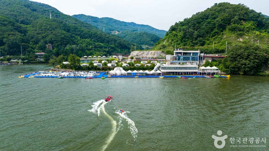 Cheongpyeong Lake (청평호반), the dammed Bukhan River basin in Gapyeong. Photo: Korea Tourism Organization (출처: 한국관광공사).