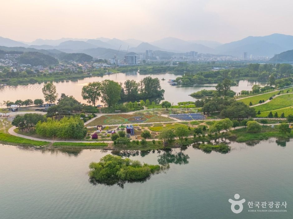 The Bukhan River around Jara Island, Gapyeong. Photo: Korea Tourism Organization (출처: 한국관광공사).