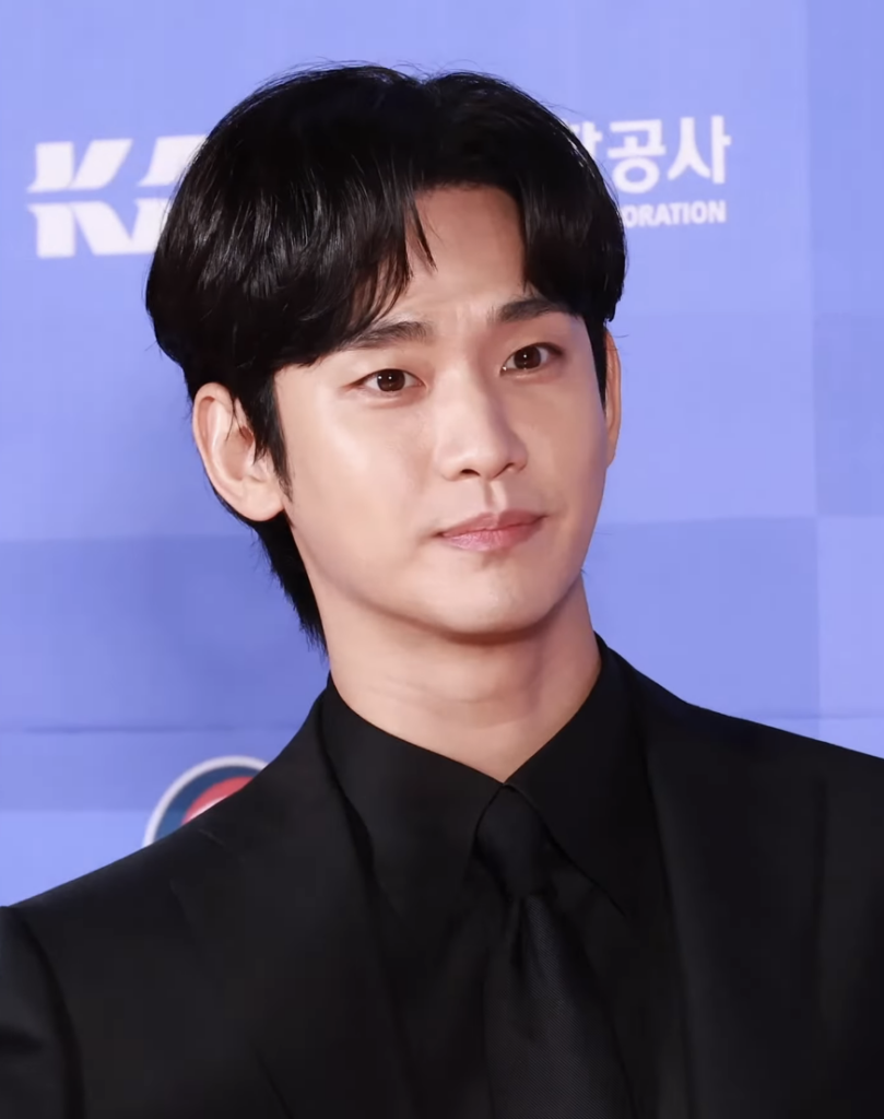 Kim Soo-hyun, the male lead (Baek Hyun-woo), at a 2024 public event โ not a still from the show. Photo: TV10 / CC BY 3.0 via Wikimedia Commons.