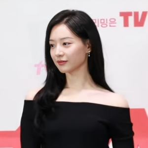 Kim Ji-won, who plays Hong Hae-in, at the Queen of Tears press conference. Photo: TV10 / CC BY 3.0 via Wikimedia Commons.