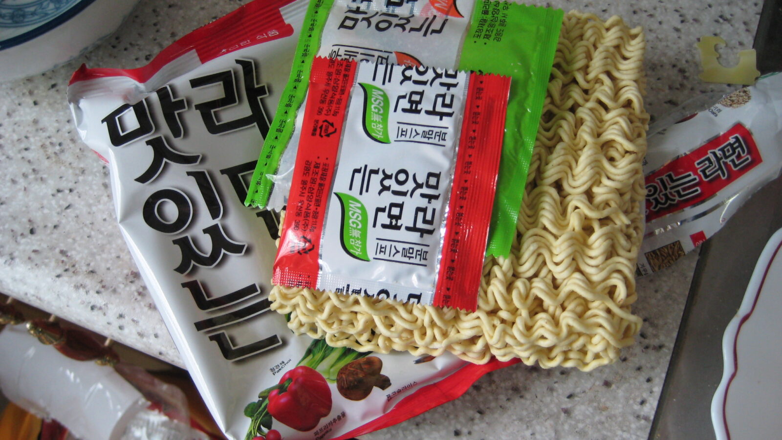 A steaming bowl of Korean ramyeon (라면).