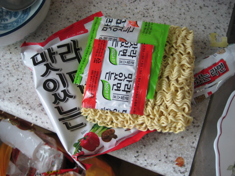 A steaming bowl of Korean ramyeon (라면).