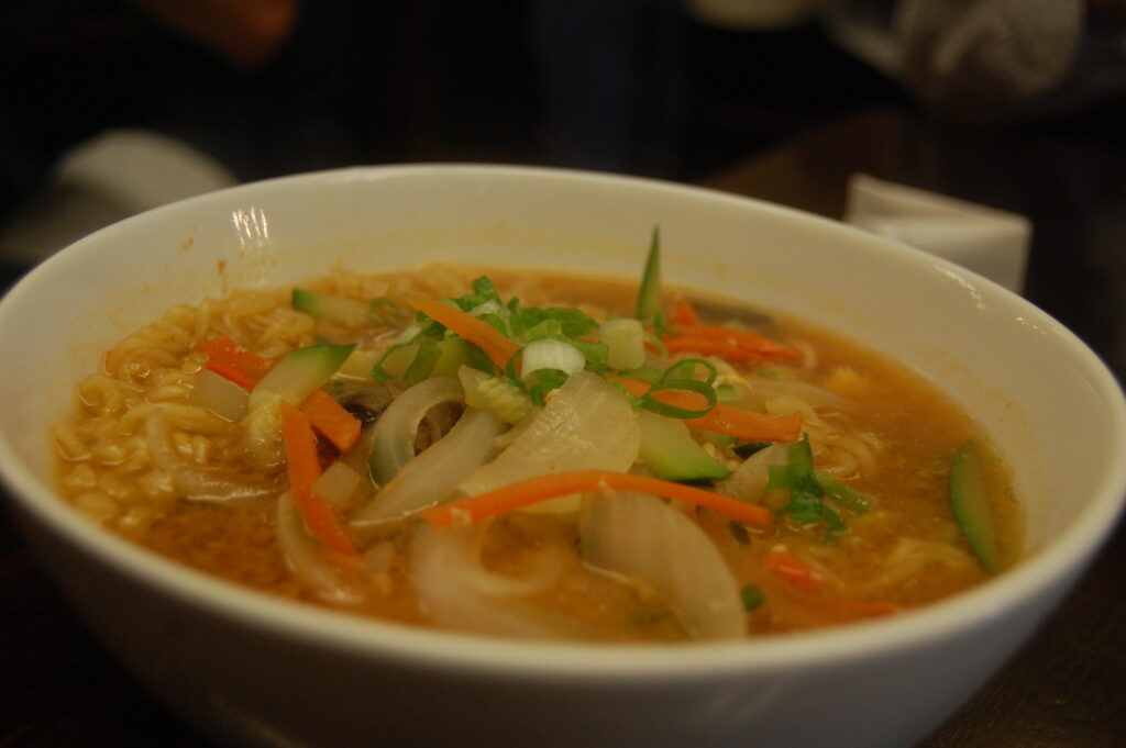 Korean ramyeon cooked the home way, springy noodles in a savory soup. Photo: stu_spivack / Wikimedia Commons (CC BY-SA 2.0).