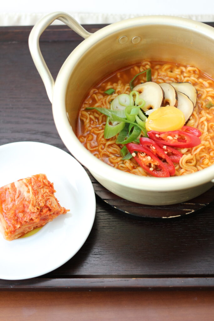 Ramyeon served with kimchi (김치), its classic partner at the table. Photo: Hyeon-Jeong Suk / Wikimedia Commons (CC BY 2.0).