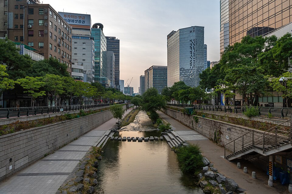 ソウル中心部を流れる復元河川、清渓川。