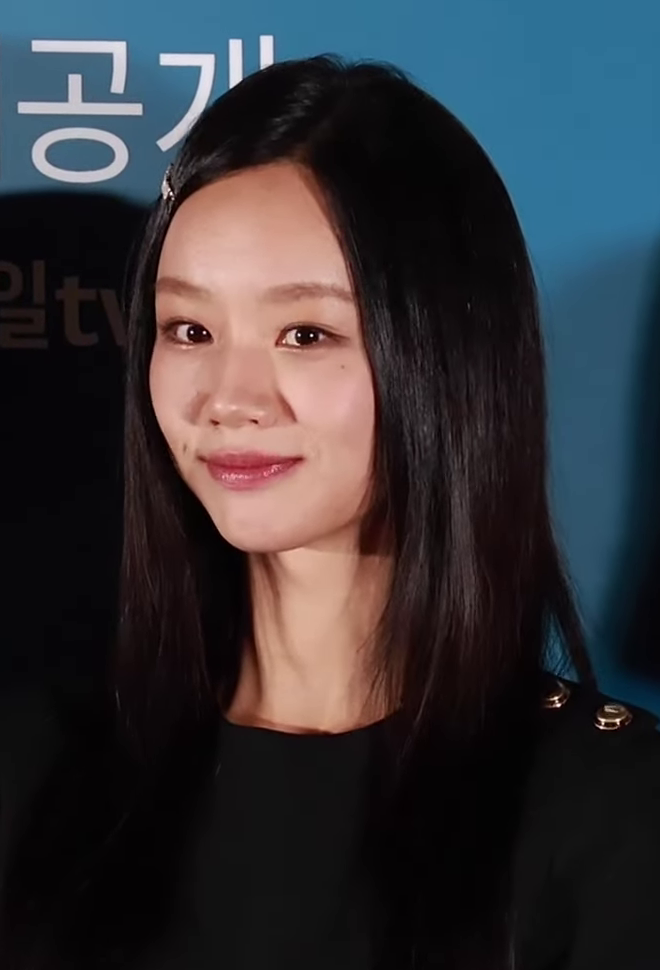 Lead actress Lee Hye-ri (Hyeri), who plays top student Yoo Je-i, at the Friendly Rivalry press conference on 6 February 2025. Photo by 티비텐 (TV10), via Wikimedia Commons, CC BY 3.0.