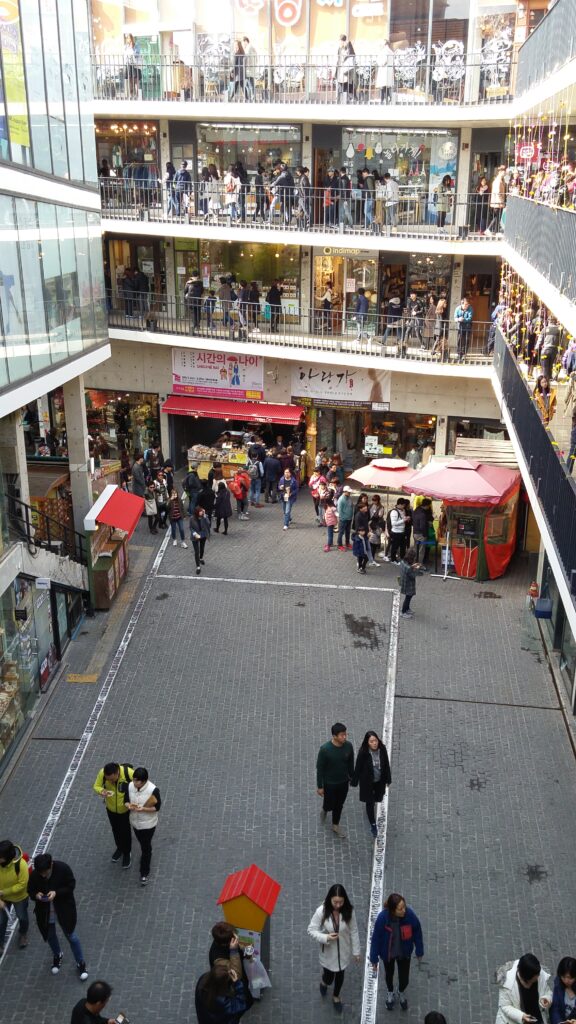 The Ssamzigil alley in Insadong, Seoul, a documented filming spot for the series (general view of the location, not a scene from the show). (Photo: Christian Bolz, CC BY-SA 4.0, via Wikimedia Commons)