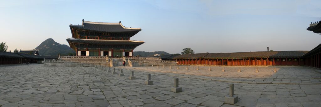 Gyeongbokgung Palace, with Geunjeongjeon throne hall — the neighborhood of Seochon begins just across the road on the palace's west side. Photo: Arne Hückelheim (User:Knipptang), via Wikimedia Commons, CC BY-SA 3.0.