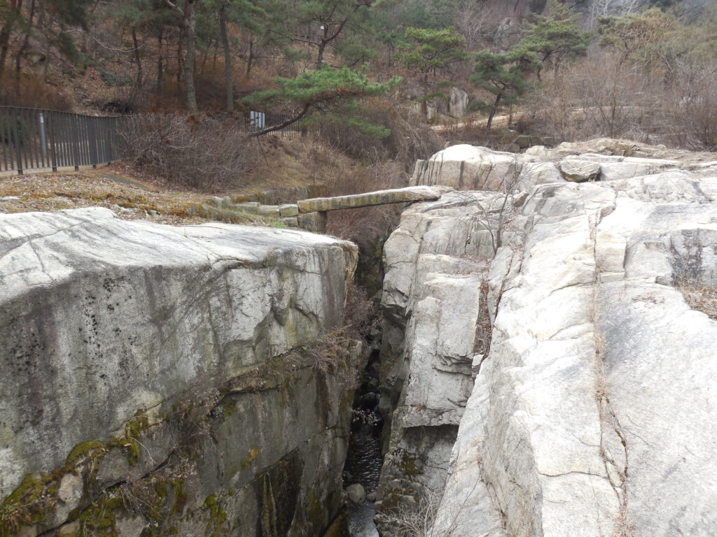 Giringyo, a Joseon-era stone bridge in Suseong-dong Valley (수성동계곡) at the foot of Inwangsan — the scenic turnaround point at the top of the Seochon walk. Photo: 오모군 (User:오모군), via Wikimedia Commons, CC BY 3.0.
