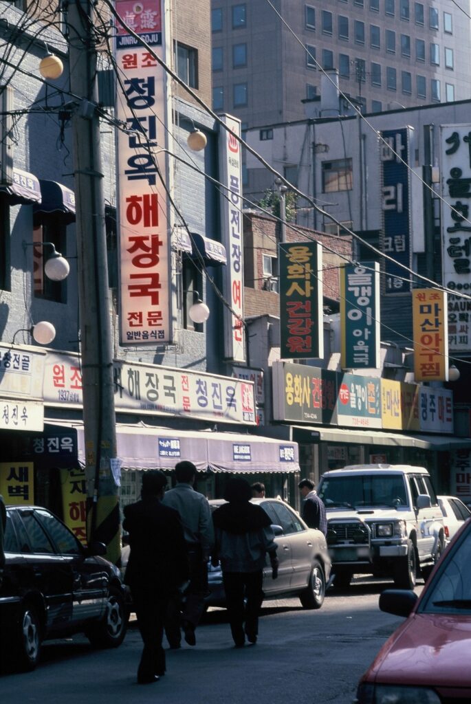 Cheongjin-dong's Haejang-guk alley in Jongno, Seoul, in 1999, long famous for ox-blood hangover soup. (Photo: Seoul Institute (서울연구원), CC BY 4.0 via Wikimedia Commons)