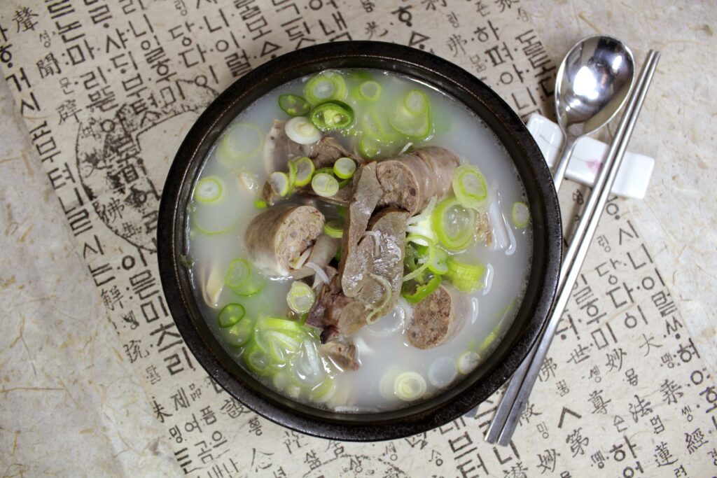 A hearty bowl of haejang-guk (해장국), the Korean hangover-soup family to which seonjitguk belongs. (Photo: sangmins, CC0 1.0 via Wikimedia Commons)