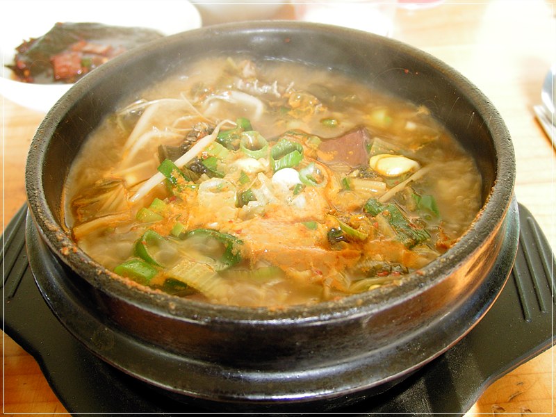 A bowl of seonjitguk (선짓국), Korean ox-blood soup, with congealed seonji and vegetables in a spicy broth. (Photo: SJ Yang, CC BY-SA 2.0 via Wikimedia Commons)