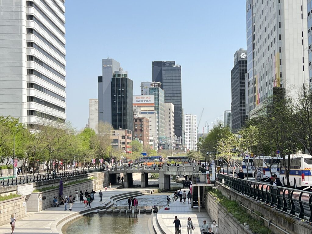 Cheonggyecheon, the restored downtown stream you can walk 24/7, free, right through central Seoul. (Photo: Jjw, via Wikimedia Commons, CC BY 4.0)