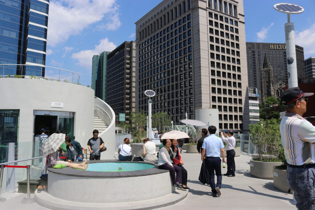 Seoullo 7017, the elevated sky-garden park built on a former overpass above Seoul Station. Free and open 24 hours. (Photo: 분당선M, via Wikimedia Commons, CC BY-SA 3.0)