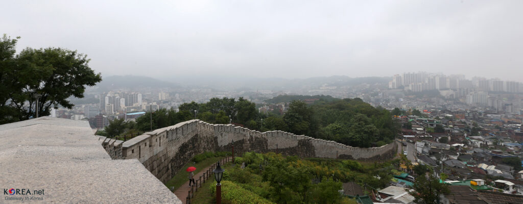 The Seoul City Wall (Hanyangdoseong) trail near Naksan Park — free public parkland with skyline views along the ramparts. (Photo: Korea.net / Korean Culture and Information Service, Jeon Han, via Wikimedia Commons, CC BY-SA 2.0)