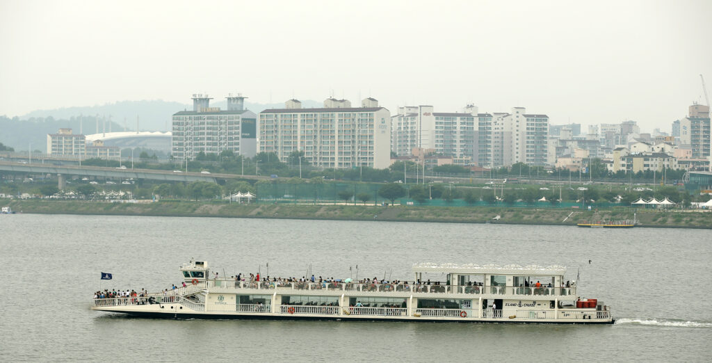 Seonyudo Park, a free Han River island garden built inside a former water-filtration plant. Open 06:00–24:00. (Photo: Republic of Korea / Korea.net, via Wikimedia Commons, CC BY-SA 2.0)