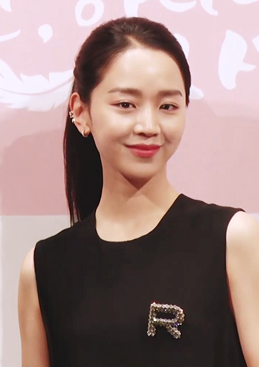 Shin Hye-sun at a 2019 press conference. (Photo: Dispatch (디스패치), CC BY 3.0, via Wikimedia Commons)