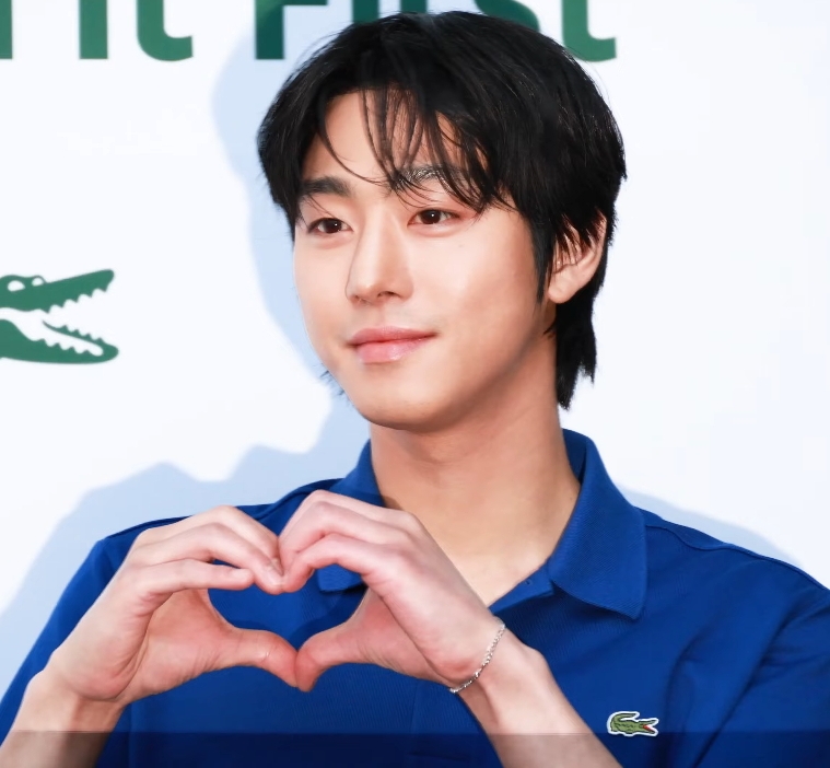 Ahn Hyo-seop, who plays the insomniac home-shopping host. (Photo: 티비텐 TV10, CC BY 3.0, via Wikimedia Commons)