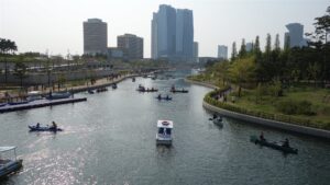 The lake at Central Park in Songdo, Incheon — one of the drama's reported urban filming areas. (Photo: Ken Eckert, CC BY-SA 4.0, via Wikimedia Commons)